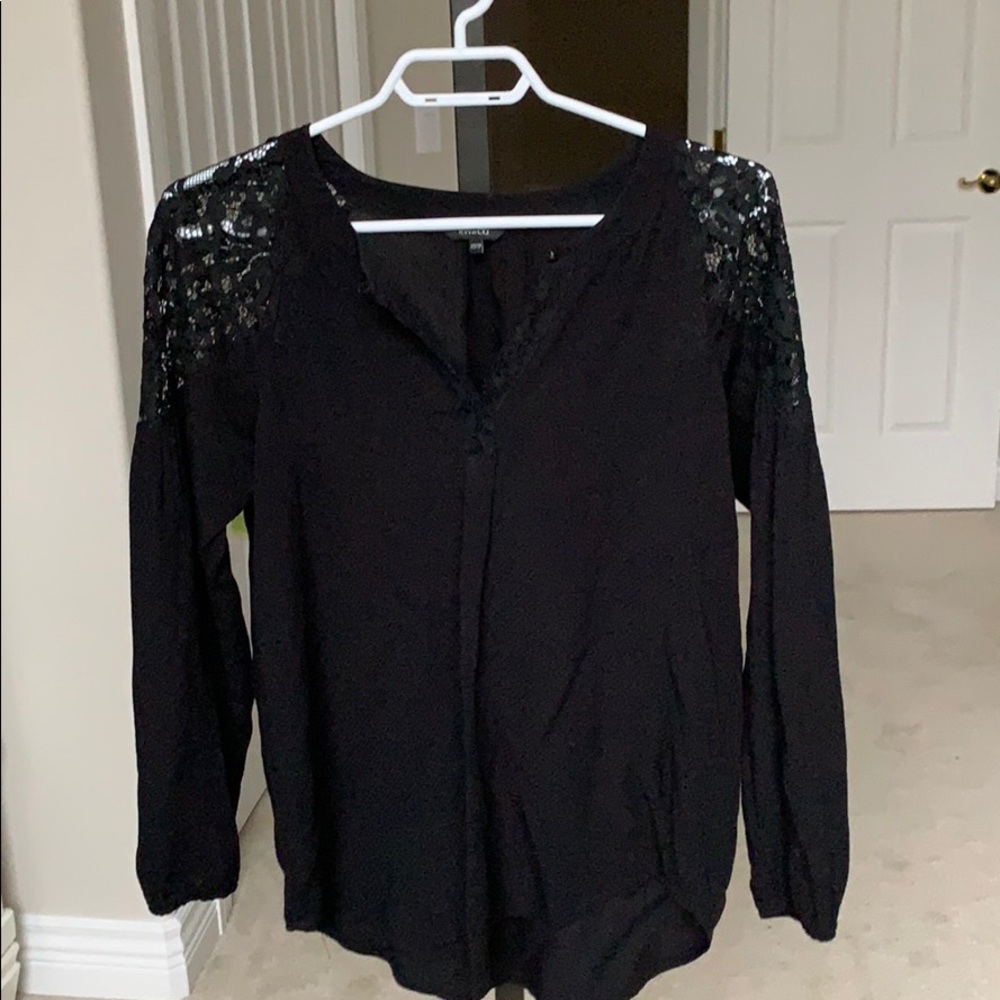 RW&Co Blouse with laced shoulders